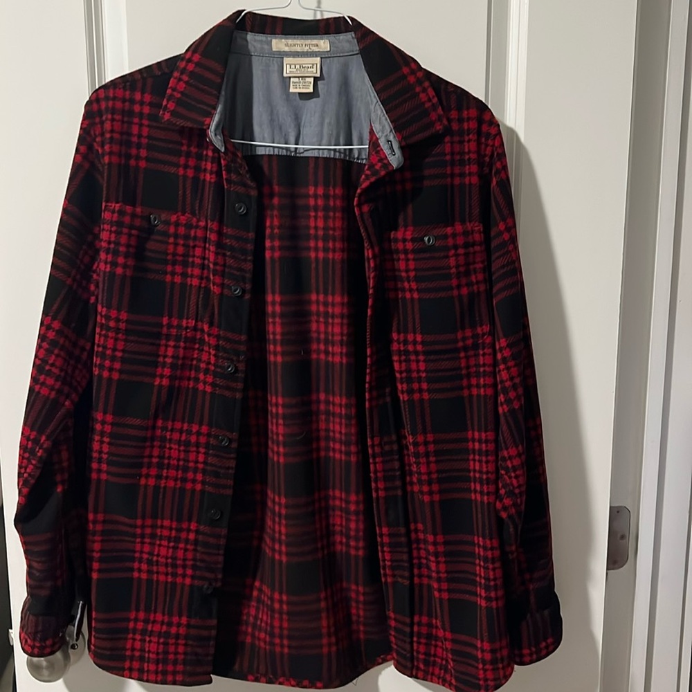 L.L. Bean slightly fitted S Reg red/black plaid button down 100% polyester